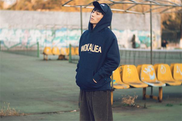 字母衛(wèi)衣什么顏色好看 男生字母衛(wèi)衣搭配圖片 字母衛(wèi)衣什么顏色好看 男生字母衛(wèi)衣搭配圖片