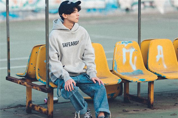 字母衛(wèi)衣什么顏色好看 男生字母衛(wèi)衣搭配圖片 字母衛(wèi)衣什么顏色好看 男生字母衛(wèi)衣搭配圖片