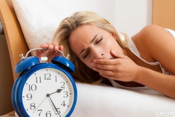 睡前餓了該不該吃東西 睡前吃東西的壞處 睡前餓了該不該吃東西 睡前吃東西的壞處