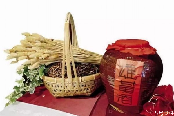 什么是雄黃酒 喝雄黃酒有什么功效 什么是雄黃酒 喝雄黃酒有什么功效