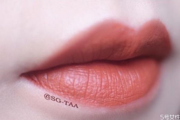 唇釉結(jié)塊是什么原因 唇釉為什么會(huì)結(jié)塊 唇釉結(jié)塊是什么原因 唇釉為什么會(huì)結(jié)塊