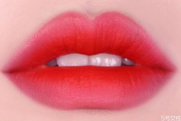 唇釉變臭還能用嗎 劣質唇釉的危害