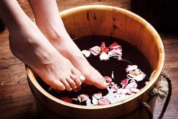 每天泡腳對(duì)身體有什么好處 每天熱水泡腳能祛濕氣嗎 每天泡腳對(duì)身體有什么好處 每天熱水泡腳能祛濕氣嗎