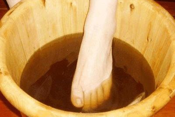 為什么泡腳可以消除水腫 泡腳加什么好 為什么泡腳可以消除水腫 泡腳加什么好