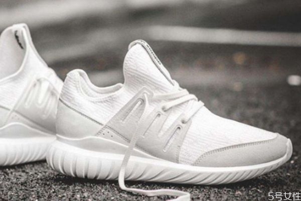 阿迪達(dá)斯鞋碼偏大偏小 阿迪達(dá)斯的鞋碼怎樣區(qū)分 阿迪達(dá)斯鞋碼偏大偏小 阿迪達(dá)斯的鞋碼怎樣區(qū)分