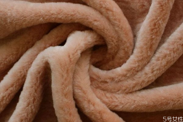 羊駝絨的衣服可以水洗嗎 羊駝絨大衣怎么清洗 羊駝絨的衣服可以水洗嗎 羊駝絨大衣怎么清洗