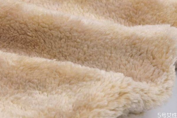 羊駝絨的衣服可以水洗嗎 羊駝絨大衣怎么清洗 羊駝絨的衣服可以水洗嗎 羊駝絨大衣怎么清洗