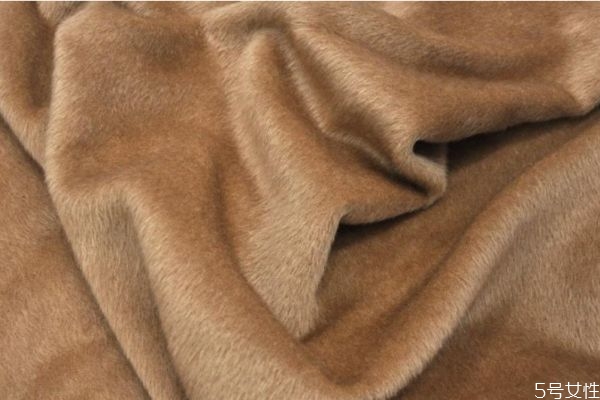 羊駝絨的衣服可以水洗嗎 羊駝絨大衣怎么清洗 羊駝絨的衣服可以水洗嗎 羊駝絨大衣怎么清洗