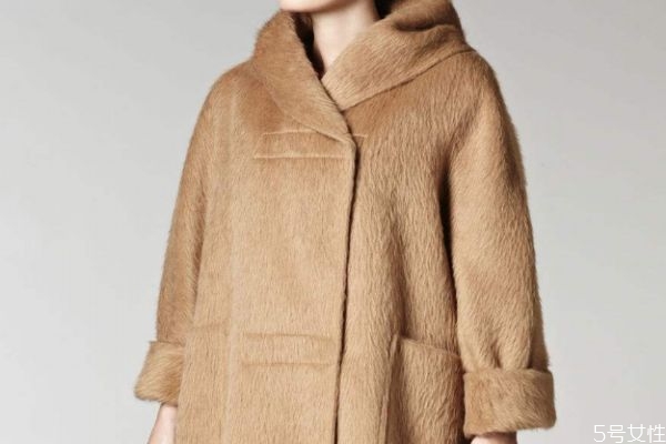 羊駝絨的衣服可以水洗嗎 羊駝絨大衣怎么清洗 羊駝絨的衣服可以水洗嗎 羊駝絨大衣怎么清洗