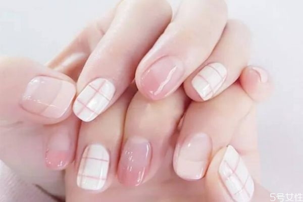 亮油和封層哪個(gè)先涂 亮油什么時(shí)候涂 亮油和封層哪個(gè)先涂 亮油什么時(shí)候涂