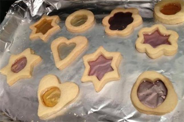 玻璃曲奇可以用軟糖做嗎 玻璃曲奇吃了會(huì)胖嗎 玻璃曲奇可以用軟糖做嗎 玻璃曲奇吃了會(huì)胖嗎