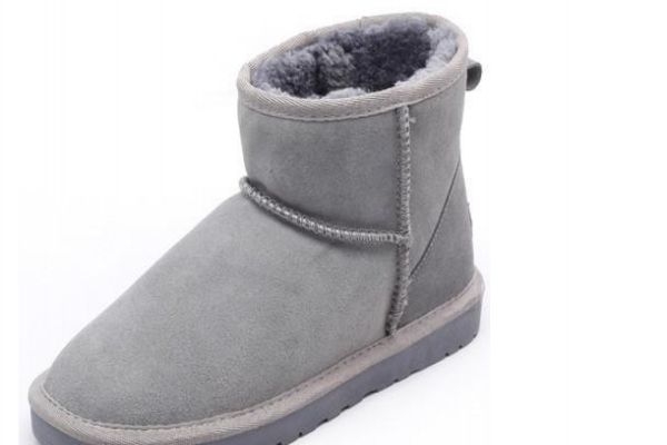 雪地靴濕了怎么辦 穿翻毛皮的雪地靴會濕嗎 雪地靴濕了怎么辦 穿翻毛皮的雪地靴會濕嗎