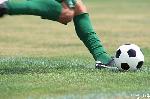 足球初學(xué)者應(yīng)該注意什么 足球比賽場(chǎng)上一共會(huì)有幾個(gè)人 足球初學(xué)者應(yīng)該注意什么 足球比賽場(chǎng)上一共會(huì)有幾個(gè)人