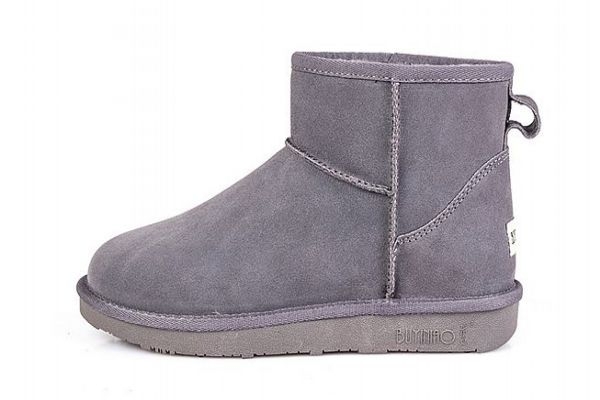 穿雪地靴可以開車嗎 穿雪地靴駕車有隱患 穿雪地靴可以開車嗎 穿雪地靴駕車有隱患