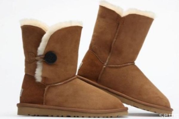 雪地靴濕了怎么辦 穿翻毛皮的雪地靴會濕嗎 雪地靴濕了怎么辦 穿翻毛皮的雪地靴會濕嗎