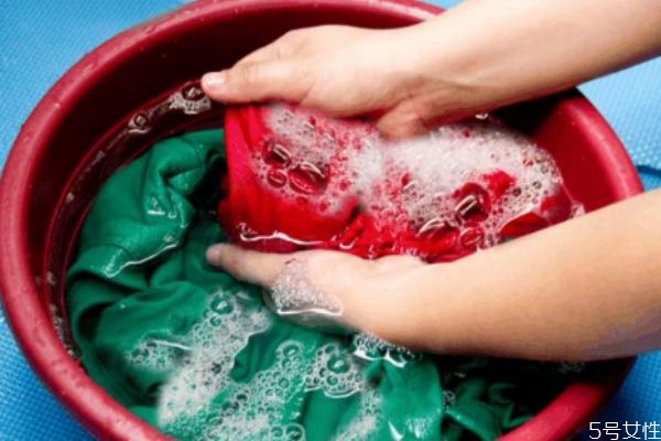 衣服為什么會(huì)掉色 已經(jīng)掉色衣服怎么處理 衣服為什么會(huì)掉色 已經(jīng)掉色衣服怎么處理