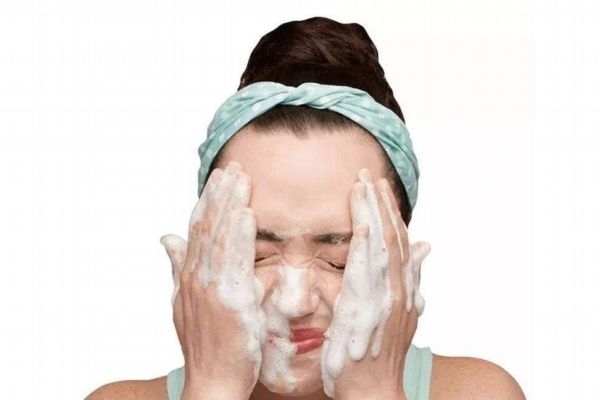 長期早上不洗臉好嗎 早上不洗臉的危害 長期早上不洗臉好嗎 早上不洗臉的危害