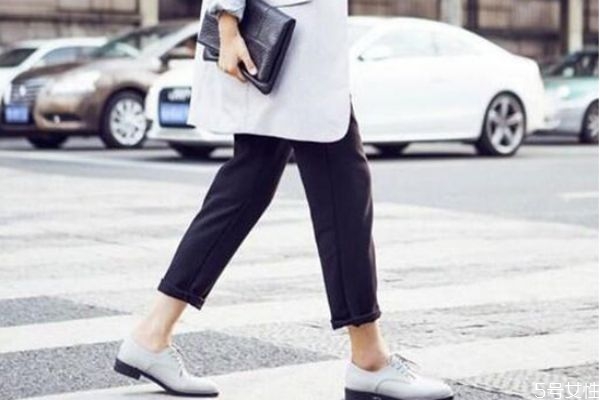 小西裝如何搭配顯年輕 小西裝和褲子怎么搭配 小西裝如何搭配顯年輕 小西裝和褲子怎么搭配