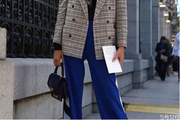 小西裝如何搭配顯年輕 小西裝和褲子怎么搭配 小西裝如何搭配顯年輕 小西裝和褲子怎么搭配