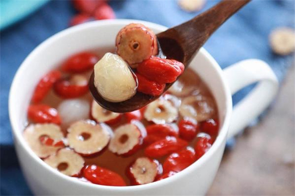 桂圓紅棗湯的做法 桂圓紅棗湯適合什么時(shí)候喝 桂圓紅棗湯的做法 桂圓紅棗湯適合什么時(shí)候喝