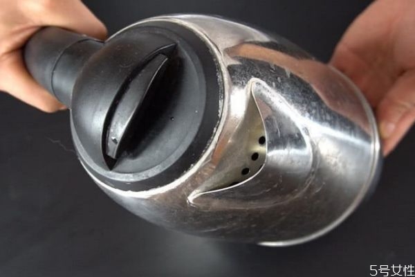 水壺中為什么會出現(xiàn)水垢 如何預(yù)防水垢 水壺中為什么會出現(xiàn)水垢 如何預(yù)防水垢