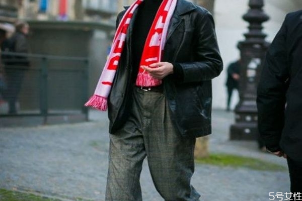 格紋褲配什么上衣 格紋褲子搭配 格紋褲配什么上衣 格紋褲子搭配