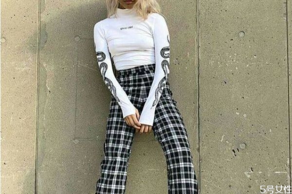格紋褲搭配什么上衣好看 格子褲秋冬搭配 格紋褲搭配什么上衣好看 格子褲秋冬搭配