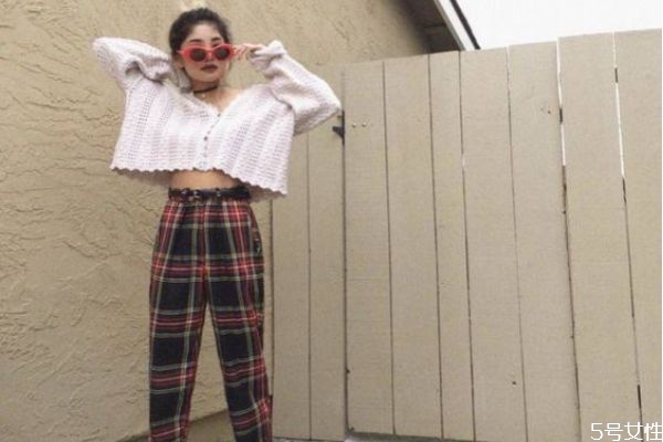 格紋褲搭配什么上衣好看 格子褲秋冬搭配 格紋褲搭配什么上衣好看 格子褲秋冬搭配