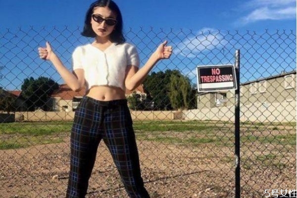 格紋褲搭配什么上衣好看 格子褲秋冬搭配 格紋褲搭配什么上衣好看 格子褲秋冬搭配