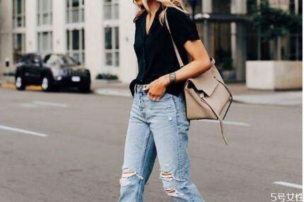 牛仔褲夏天多久洗一次 牛仔褲為什么洗下的水是黃的 牛仔褲夏天多久洗一次 牛仔褲為什么洗下的水是黃的