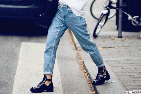 秋冬短靴怎么搭配 今年短靴流行什么款式 秋冬短靴怎么搭配 今年短靴流行什么款式