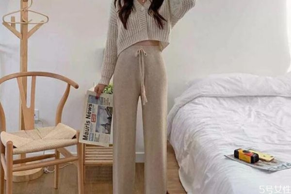 拖地褲配什么上衣外套 拖地褲搭配什么外套 拖地褲配什么上衣外套 拖地褲搭配什么外套