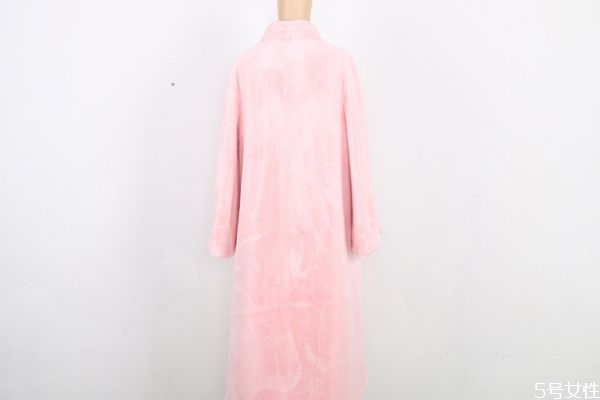 兔毛皮草是拼皮的還是整皮的好 仿兔毛和真兔毛差別 兔毛皮草是拼皮的還是整皮的好 仿兔毛和真兔毛差別