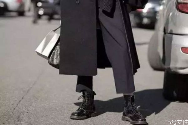 馬丁靴和切爾西靴區(qū)別 馬丁靴和騎士靴的區(qū)別 馬丁靴和切爾西靴區(qū)別 馬丁靴和騎士靴的區(qū)別