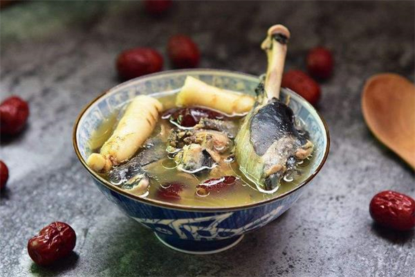 烏雞湯用什么鍋燉最好 烏雞湯可以補(bǔ)血嗎 烏雞湯用什么鍋燉最好 烏雞湯可以補(bǔ)血嗎