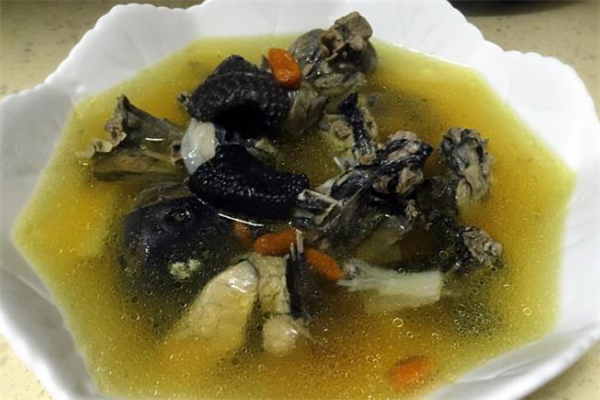 烏雞湯適合男人喝嗎 烏雞湯男人喝了有什么好處 烏雞湯適合男人喝嗎 烏雞湯男人喝了有什么好處