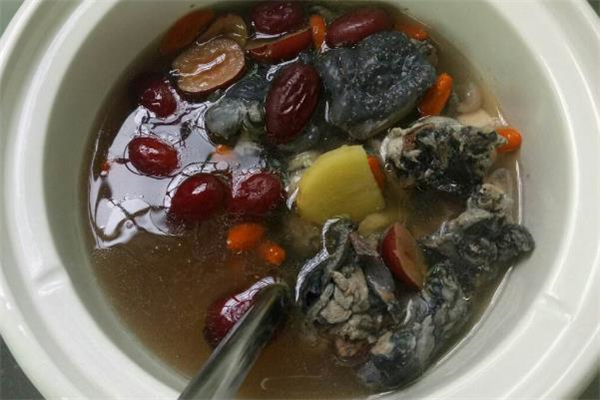 烏雞湯太油了怎么辦 烏雞湯和老母雞湯哪個更補(bǔ)