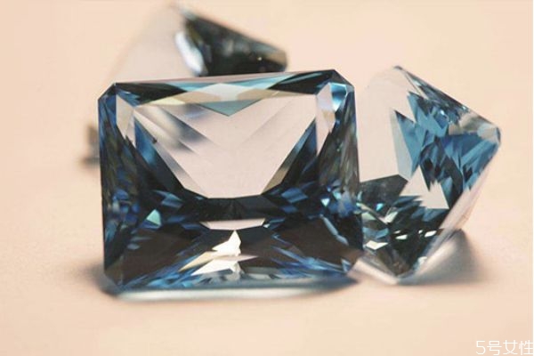 彩色寶石吊墜怎么搭配 彩色寶石吊墜的搭配技巧 彩色寶石吊墜怎么搭配 彩色寶石吊墜的搭配技巧