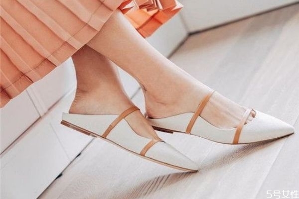 尖頭鞋擠腳怎么辦 尖頭鞋怎么穿不痛腳 尖頭鞋擠腳怎么辦 尖頭鞋怎么穿不痛腳
