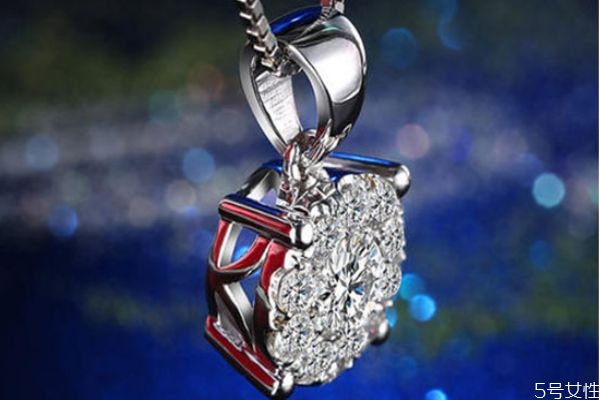 彩色寶石吊墜怎么搭配 彩色寶石吊墜的搭配技巧 彩色寶石吊墜怎么搭配 彩色寶石吊墜的搭配技巧