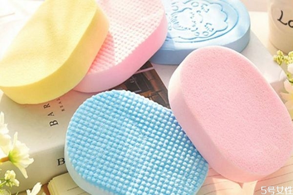 洗臉撲可以當毛巾用嗎 洗臉撲比毛巾洗臉好在哪 洗臉撲可以當毛巾用嗎 洗臉撲比毛巾洗臉好在哪