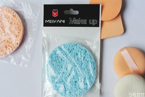 洗臉撲和洗臉刷哪個好 洗臉撲好還是洗臉刷好 洗臉撲和洗臉刷哪個好 洗臉撲好還是洗臉刷好