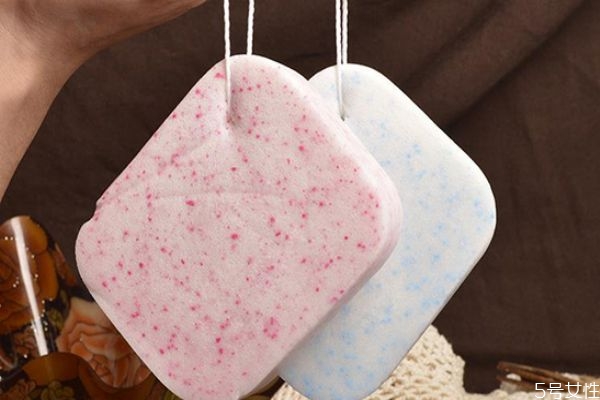 洗臉撲和洗臉刷哪個好 洗臉撲好還是洗臉刷好 洗臉撲和洗臉刷哪個好 洗臉撲好還是洗臉刷好