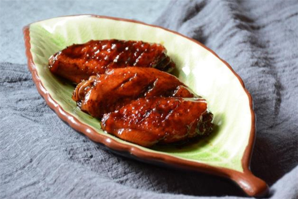 做可樂雞翅用生抽還是老抽 可樂雞翅是咸的還是甜的 做可樂雞翅用生抽還是老抽 可樂雞翅是咸的還是甜的