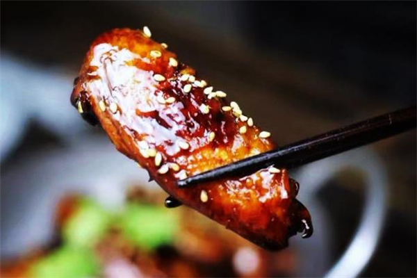 可樂雞翅先腌還是先焯水 可樂雞翅可以放醬油嗎 可樂雞翅先腌還是先焯水 可樂雞翅可以放醬油嗎