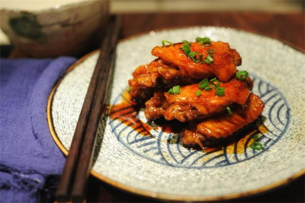 可樂雞翅先腌還是先焯水 可樂雞翅可以放醬油嗎 可樂雞翅先腌還是先焯水 可樂雞翅可以放醬油嗎