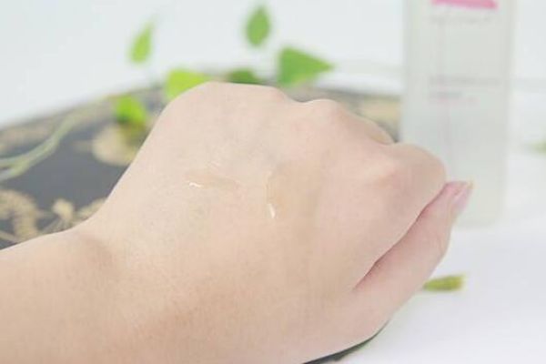 化妝水和水乳中的水是一樣的嗎 化妝水和精華水一樣嗎