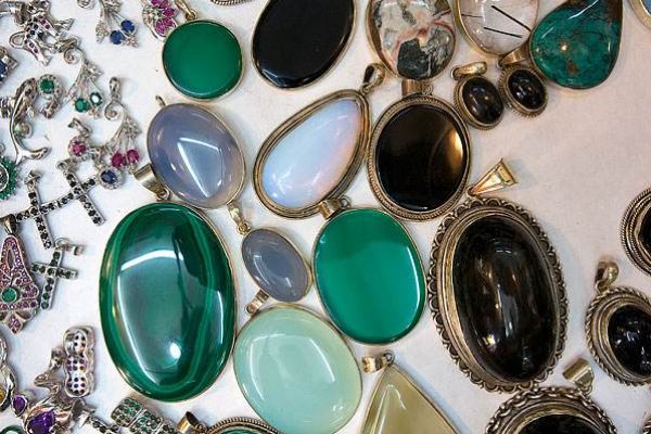 碧璽的種類有哪些 碧璽會(huì)有裂紋和棉絮嗎