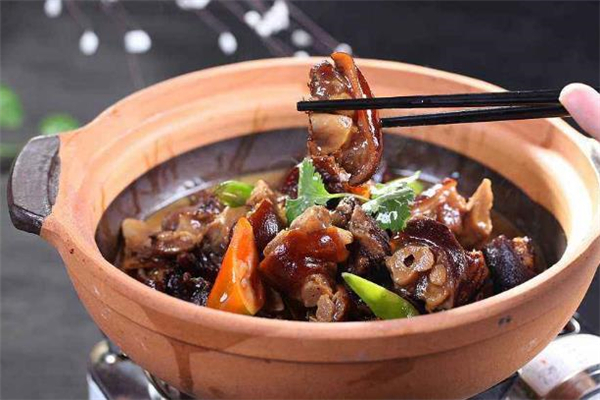 臘豬腳火鍋的做法 臘豬腳不能和什么一起吃 臘豬腳火鍋的做法 臘豬腳不能和什么一起吃