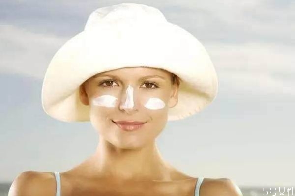 涂完水乳可以直接涂防曬霜嗎 乳液后多久用防曬霜 涂完水乳可以直接涂防曬霜嗎 乳液后多久用防曬霜
